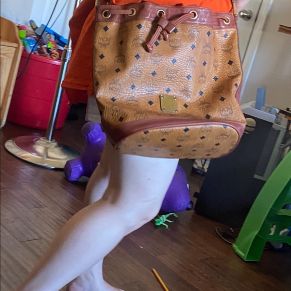 Mcm Bucket Sling bag - Picture 6 of 8